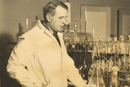 Biokemiallisen tutkimuslaitoksen johtaja, professori Artturi I. Virtanen laboratoriossaan